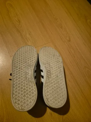 Zapatillas Adidas Negras y Blancas