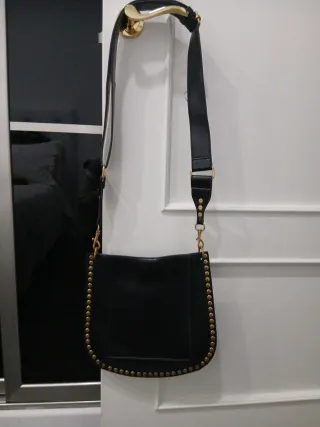 Bolso bandolera negro con tachuelas doradas