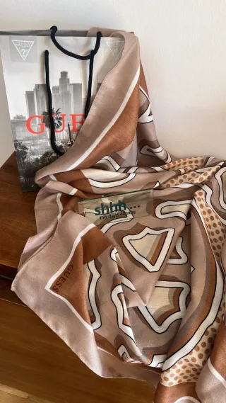 Pañuelo Guess Nuevo