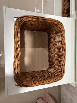 Cómoda blanca con cestas de mimbre