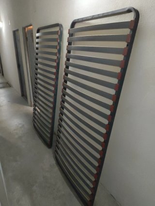 Somier de láminas con juego de patas de 90x190.