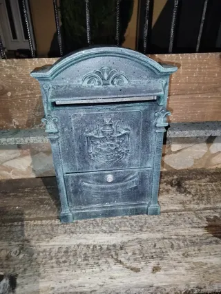 Buzón de metal con diseño clásico
