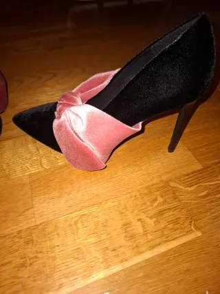 Zapatos tacón Stradivarius terciopelo negro lazo r