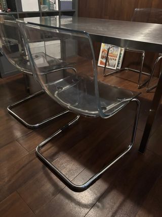 Mesa IKEA Vika Hyttan + 4 sillas transparentes