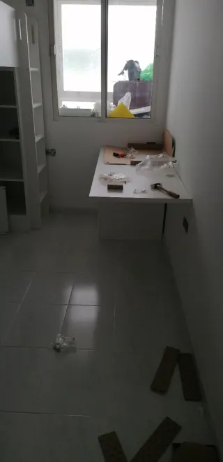 Cama alta blanca con escritorio y armario