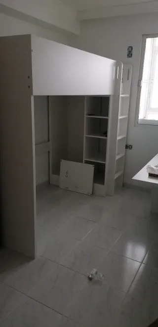 Cama alta blanca con escritorio y armario