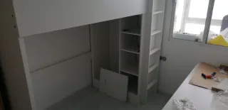 Cama alta blanca con escritorio y armario