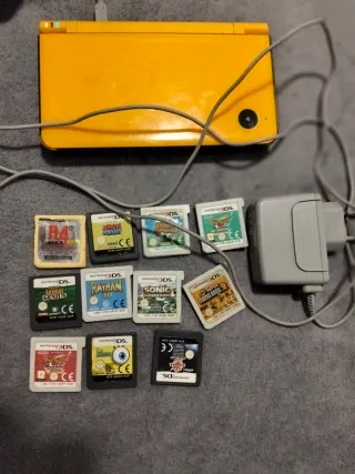 Nintendo DSi XL Amarilla