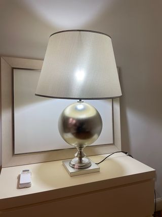 Lámpara de mesa plateada
