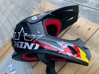 Casco Kini Red Bull Negro