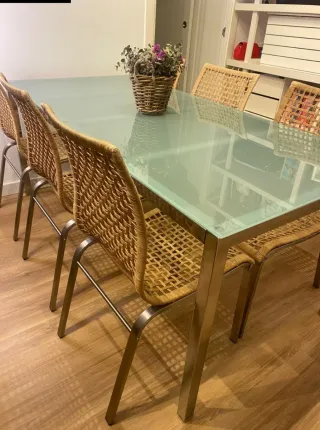 Mesa cristal y 6 sillas ratán