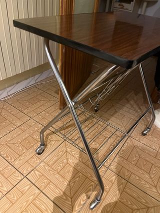 Mesa auxiliar con ruedas y revistero