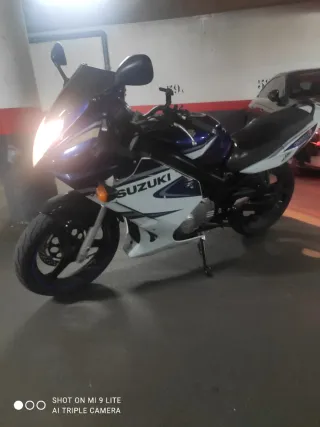 Suzuki GS500F Azul y Blanca