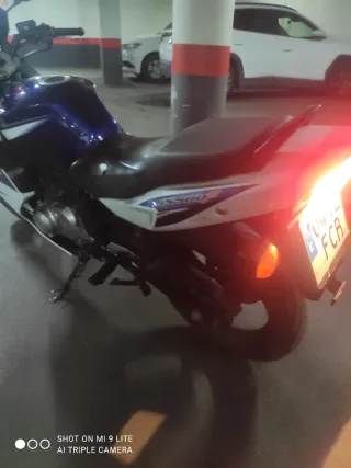 Suzuki GS500F Azul y Blanca