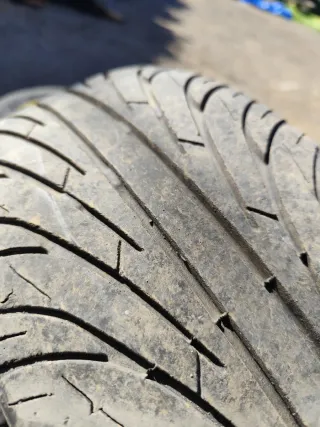 Llantas de Megane pintada de Dorado con Tapacubos