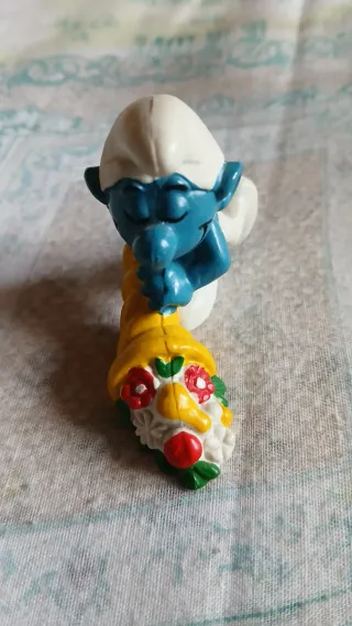 Puffo con cornucopia di fiori