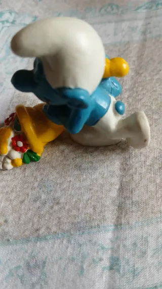 Puffo con cornucopia di fiori