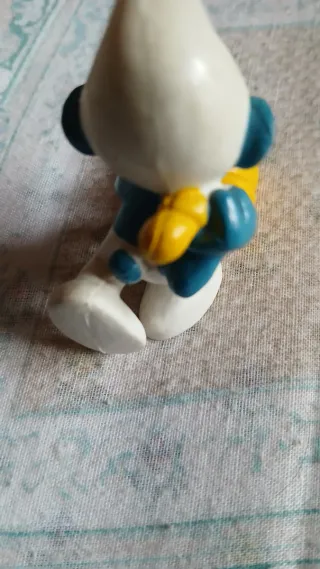 Puffo con cornucopia di fiori