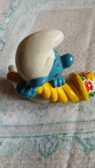 Puffo con cornucopia di fiori