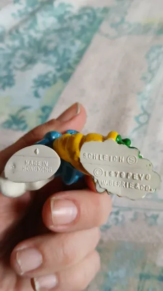 Puffo con cornucopia di fiori