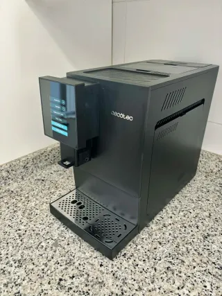 Cafetera Cecotec Cremmaet CompactCcino Negra