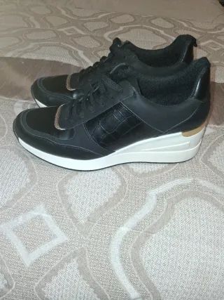 Zapatillas deportivas mujer negro y dorado