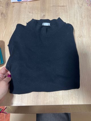 Jersey negro cuello alto