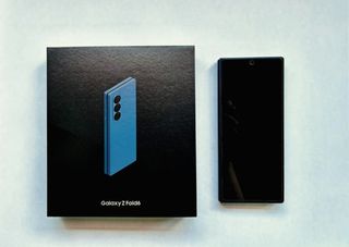 Samsung Galaxy Z Fold6 con caja