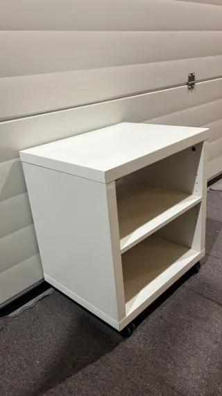 Scaffalatura bianca con ruote