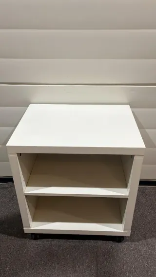 Scaffalatura bianca con ruote