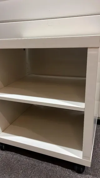 Scaffalatura bianca con ruote