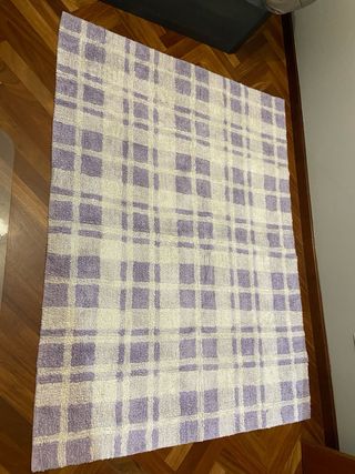 Alfombra a cuadros lila y blanco
