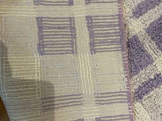 Alfombra a cuadros lila y blanco