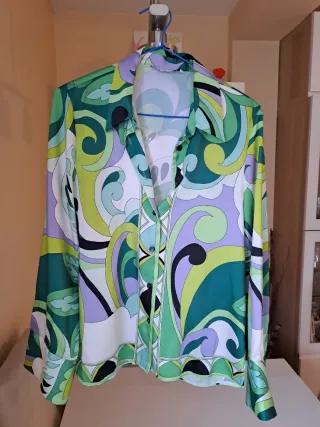 Camisa satinada verde y morada
