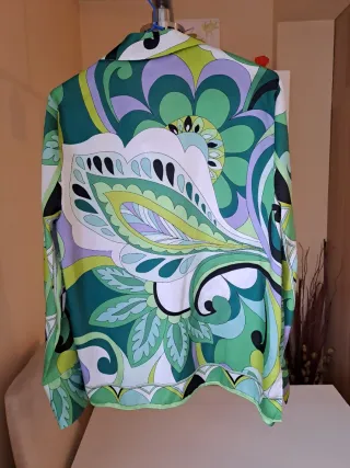 Camisa satinada verde y morada