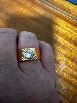 Anillo Oro macizo de 18 kilates con diamante