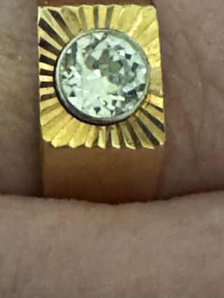 Anillo Oro macizo de 18 kilates con diamante