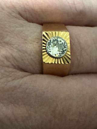 Anillo Oro macizo de 18 kilates con diamante