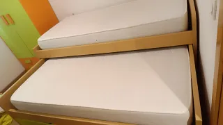 Dormitorio:camas, escritorio, armario y ventilador