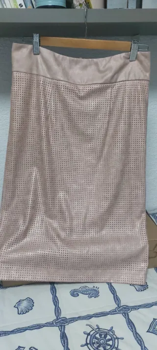 Conjunto falda y cuerpo antelina perforada