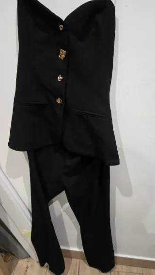 Mono largo negro con botones dorados