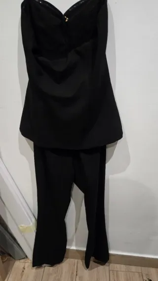 Mono largo negro con botones dorados