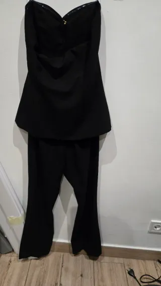 Mono largo negro con botones dorados