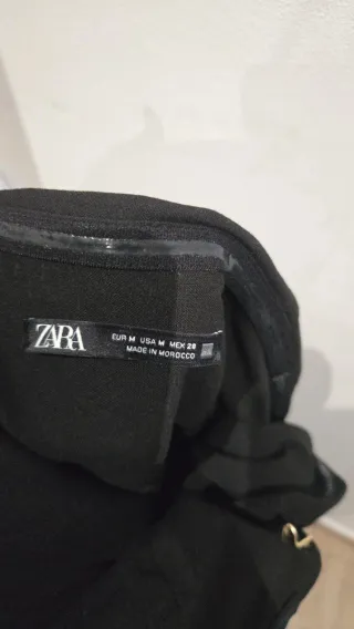 Mono largo negro con botones dorados