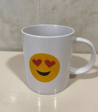 Taza emoji enamorado