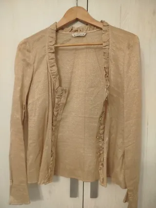 Conjunto fiesta chaqueta dorada y top rojo