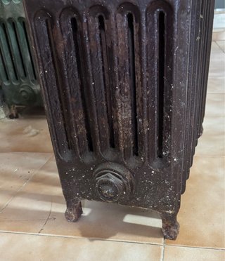 Radiador de hierro fundido con patas