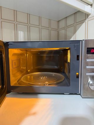 Microondas plateado y negro