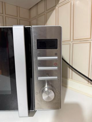 Microondas plateado y negro