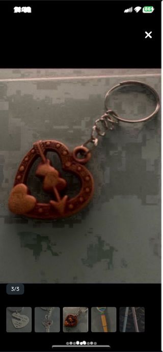 Varios llaveros y bolígrafos enamorados nuevos